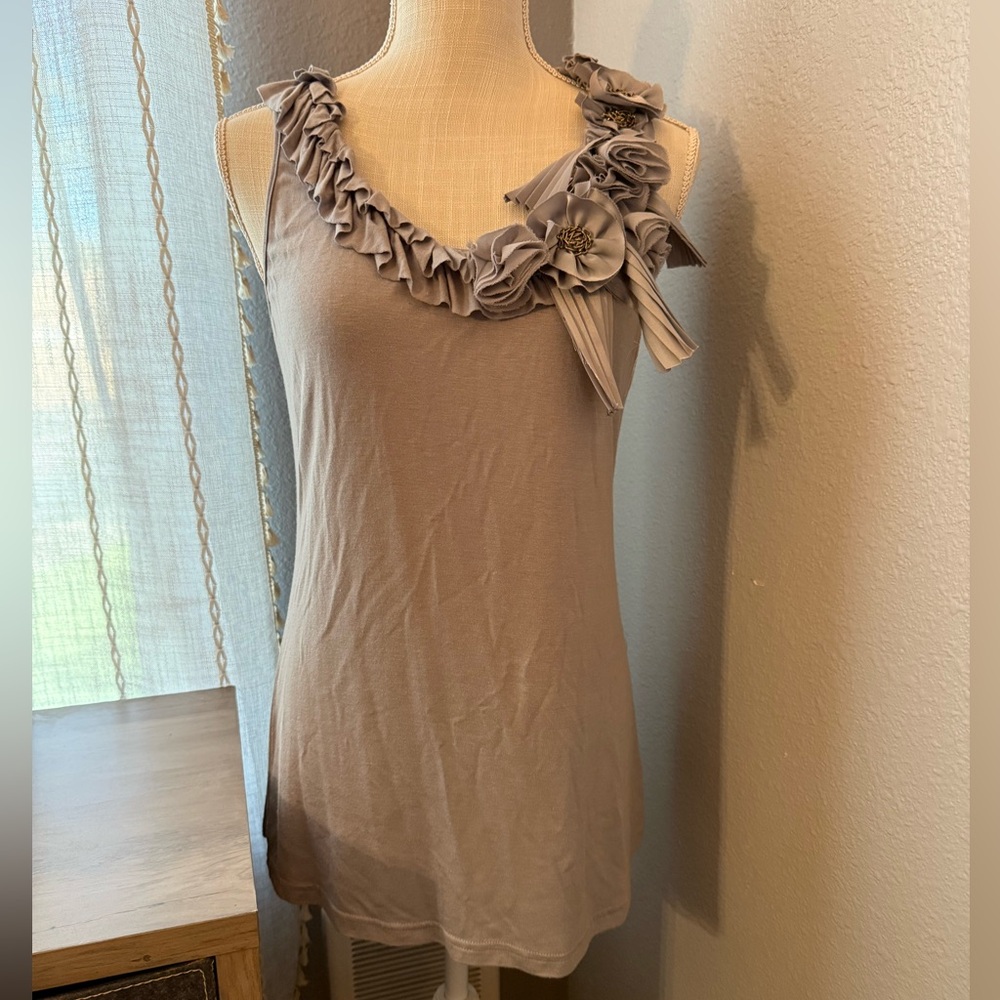 Grey Ruffled Floral Accent Sleeveless Tank Top, medium
